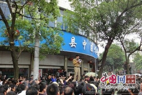 湖南交警打人遭千人圍堵 兩輛警車被掀翻(圖)