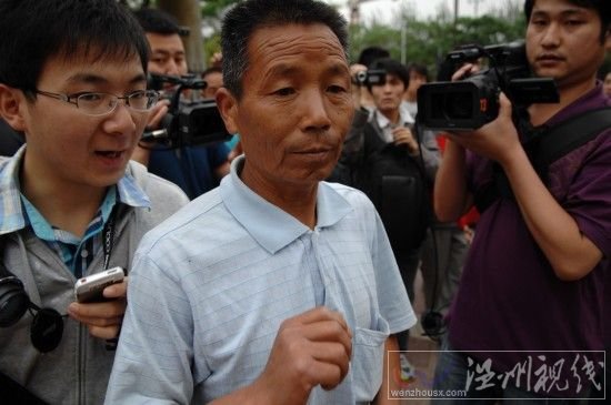 5月20日，藥家鑫案中受害人張妙的父親出席二審?！⌒氯A社記者 李一博 攝