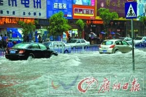 河源市區多條街道遭遇“水浸街”。