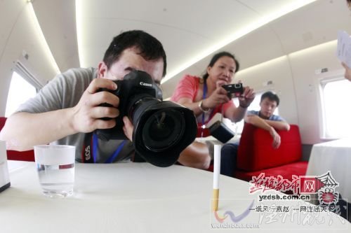 時速300公里，記者用一根香煙測試列車的平穩，香煙立桌上不倒。
