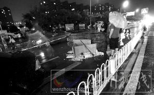 昨日，蘋果園南路兩人被沖入井內。事發(fā)后，現(xiàn)場已拉上警戒線。本報記者 王貴彬 攝