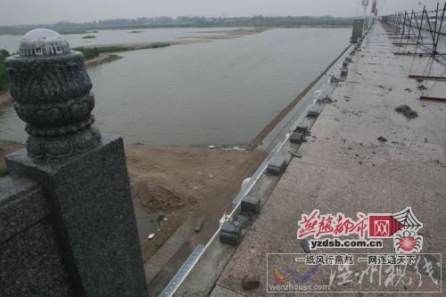 子龍大橋的護欄被大風刮倒 燕趙都市網記者 韋佳 攝