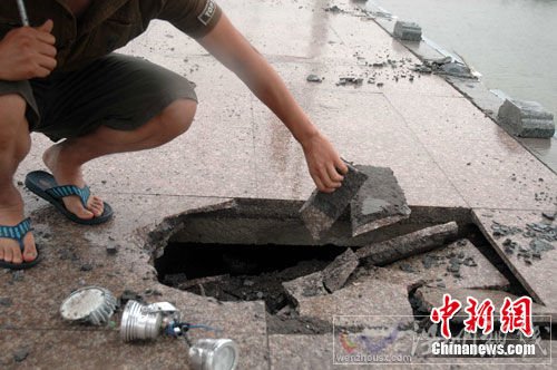 圖為橋欄垮塌時砸壞了人行道地面，損壞了燈光設施。