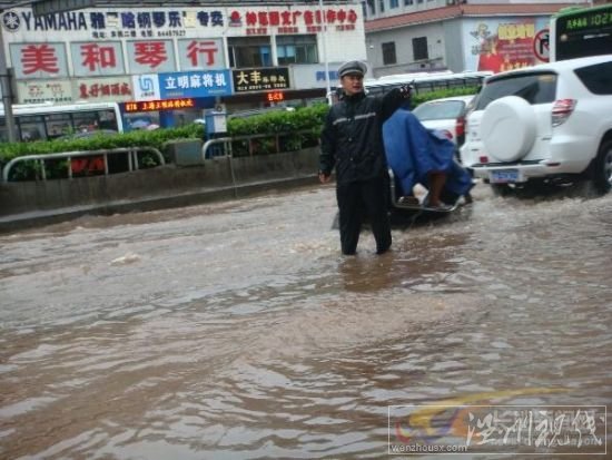 長沙交警站在水里指揮交通。　　陳劍岷 攝 圖片來源：星辰在線