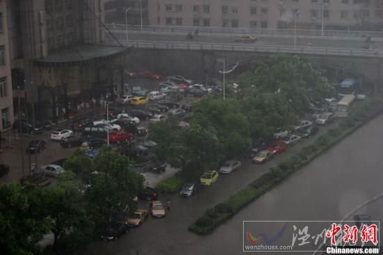 6月28日下午，長沙遭遇暴雨襲擊，城區(qū)部分地段由于積水較深，導(dǎo)致交通受阻。在積水較為嚴(yán)重的長沙市八一橋段，部分車輛已經(jīng)拋錨，被浸水中。圖為一輛轎車因積水太深拋錨。劉雙雙 攝