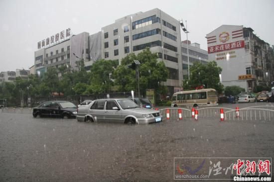 6月28日下午，長沙遭遇暴雨襲擊，城區(qū)部分地段由于積水較深，導(dǎo)致交通受阻。在積水較為嚴(yán)重的長沙市八一橋段，部分車輛已經(jīng)拋錨，被浸水中。圖為轎車停在路中不敢前行。傅煜 攝