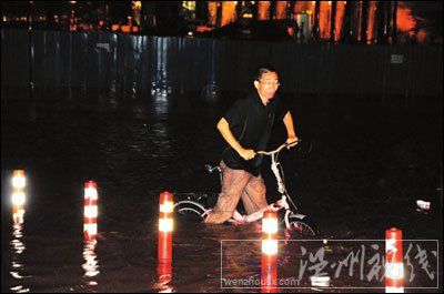 暴雨致北京局地內澇 大興百余畝蔬菜大棚垮塌
