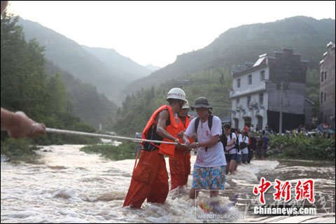 三峽下牢溪突發山洪圍困百余人 已全部安全轉移