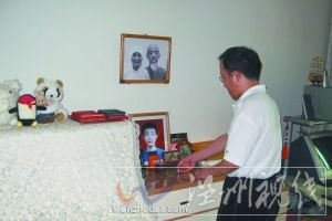 8月3日，藥慶衛在兒子藥家鑫的屋里，桌上放著藥家鑫的照片以及他最喜歡的濱崎步唱片。本報記者