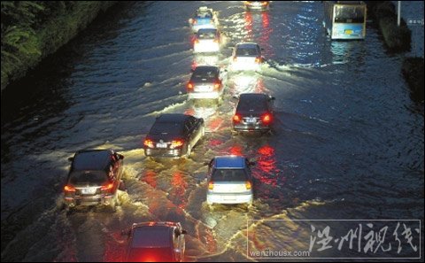 成都中心城區(qū)遭受雷擊 引發(fā)大面積停電