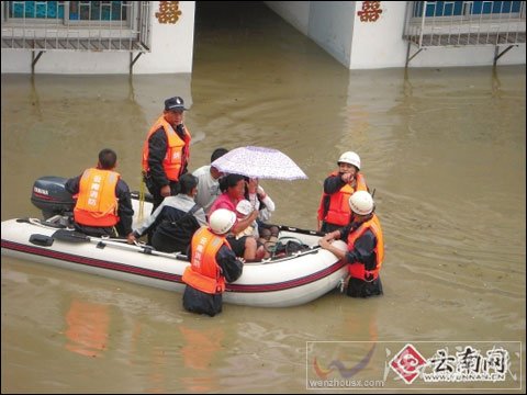 暴雨襲西雙版納 城區(qū)淹水1.2米
