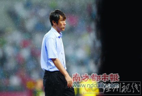 合肥暴雨中 國足主帥高洪波“站好最后一班崗”