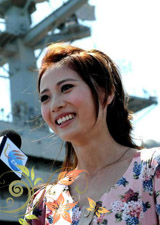 2011香港小姐總決賽前三甲得主和國(guó)際親善小姐登上里根號(hào)航空母艦