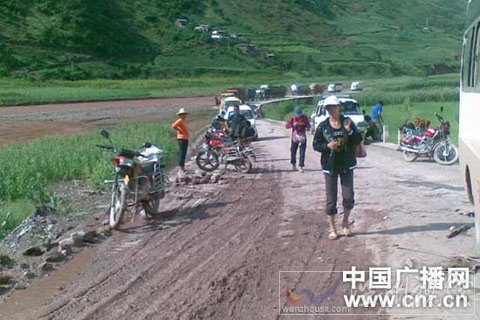 云南云龍發生泥石流 公路中斷二百余人被堵