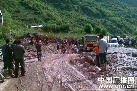 云南云龍發生泥石流 公路中斷二百余人被堵