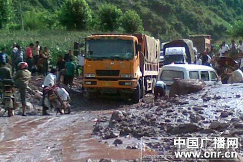 云南云龍發生泥石流 公路中斷二百余人被堵