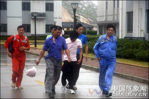 追風(fēng)現(xiàn)場：“梅花”對上海小洋山港影響逐步減小