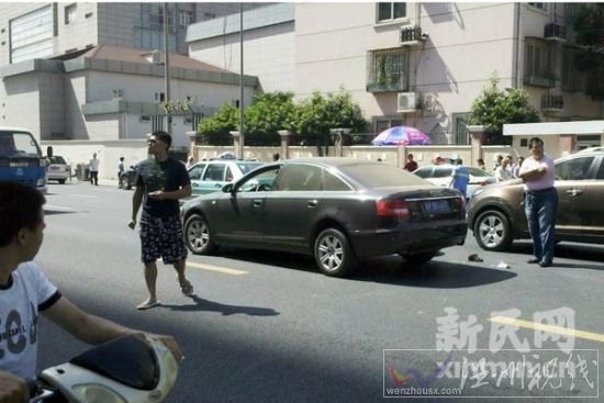 奧迪車碾死女收費(fèi)員