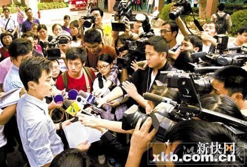 圖為小悅悅父母的代理律師接受記者采訪。
