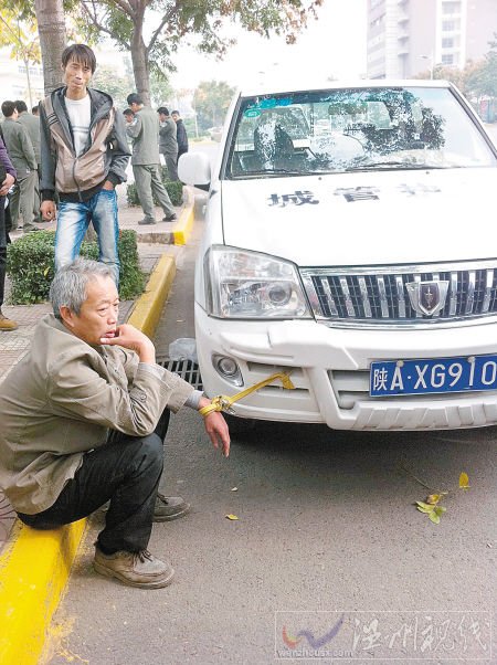 老人電動車被扣自己身綁執(zhí)法車遭誤傳被綁
