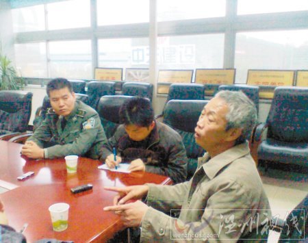 老人被打翻飯盒把自己綁在城管車上