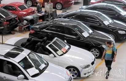 溫州二手車市場最近豪車云集。 本報圖片均為 晚報 何雯亞 現(xiàn)場圖片 
