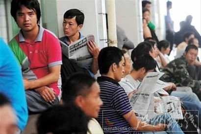 在溫州的求職中介所內(nèi)，不少人淡定地等待雇主上門招。