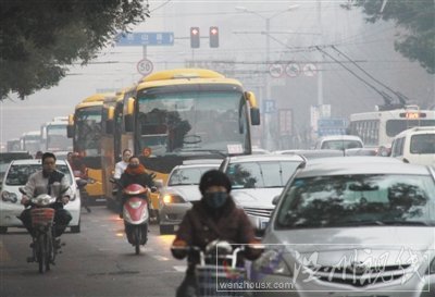 　　2011年11月17日7時20分，山東濟南，山東師范大學附屬小學的校車與小客車混行。陳寧 攝