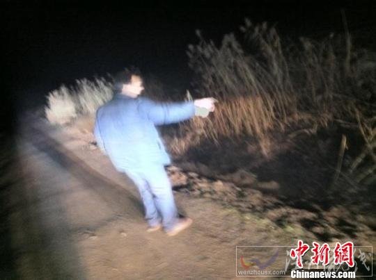 參與救援的田師傅在事故現場向記者講述當時救人經過 朱志庚 攝