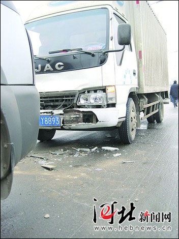 路面結冰 石家莊珠江大道十余輛車連環撞(圖)