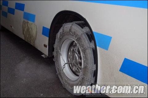 貴陽凍雨導致道路結冰 市民出行需注意安全