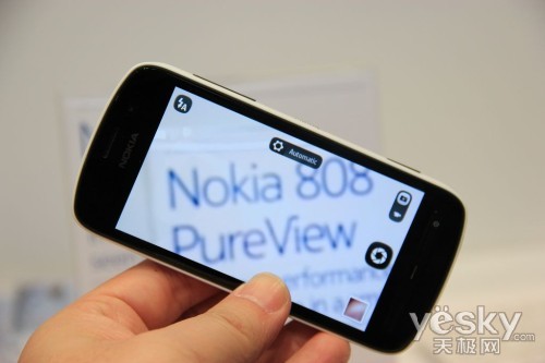 圖為：諾基亞 808 PureView 手機(jī)