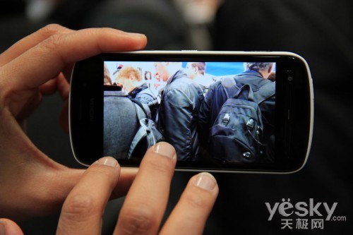 圖為：諾基亞 808 PureView 手機(jī)