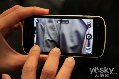 圖為：諾基亞 808 PureView 手機(jī)