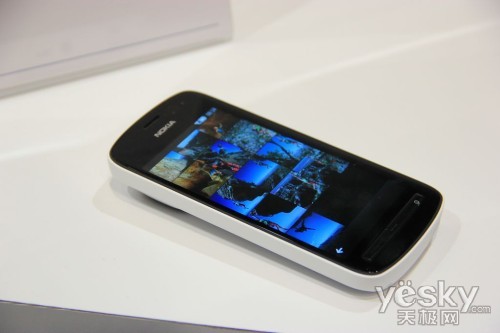 圖為：諾基亞 808 PureView 手機(jī)