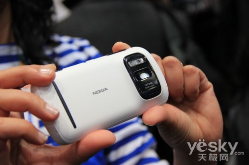 圖為：諾基亞 808 PureView 手機(jī)