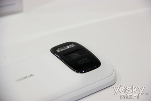 圖為：諾基亞 808 PureView 手機(jī)