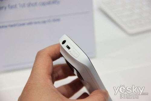 圖為：諾基亞 808 PureView 手機(jī)