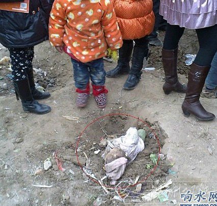 江蘇響水裕廊大橋下挖出多具孩童尸體