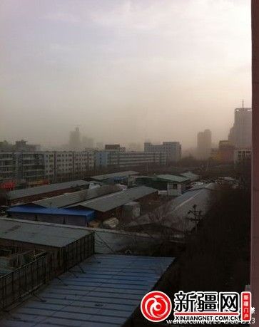 烏魯木齊遭大風(fēng)襲擊 多個航班備降