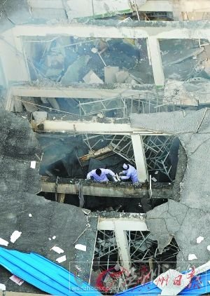 武漢江夏爆炸救護人員在現場搜救。