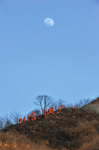 北京居庸關(guān)附近荒山起火 過(guò)火面積上百平方米（組圖）