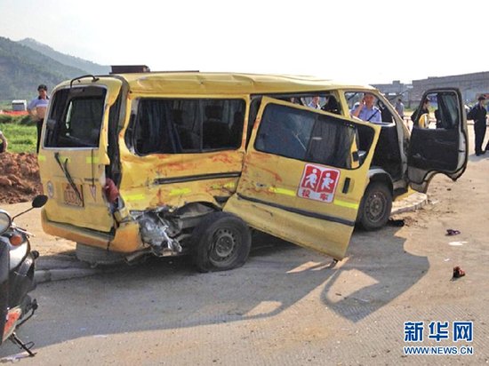 廣東陽春幼兒園校車與貨車相撞已致2死15傷