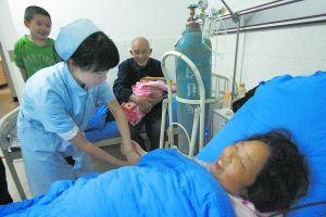 75歲老翁與42歲妻子