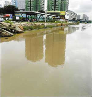深圳21日暴雨 市區多處路段積水(圖)