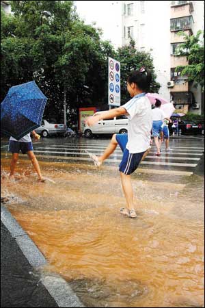 深圳21日暴雨 市區多處路段積水(圖)