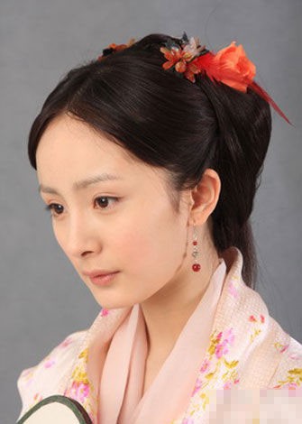 可能是有了更專(zhuān)業(yè)造型團(tuán)隊(duì)的打造，讓本就樣貌不錯(cuò)楊冪顯得更加出眾，可也有越來(lái)越多的網(wǎng)友指出，楊冪的雙眼皮、眼角、鼻子、臉型都跟以前不太一樣了。