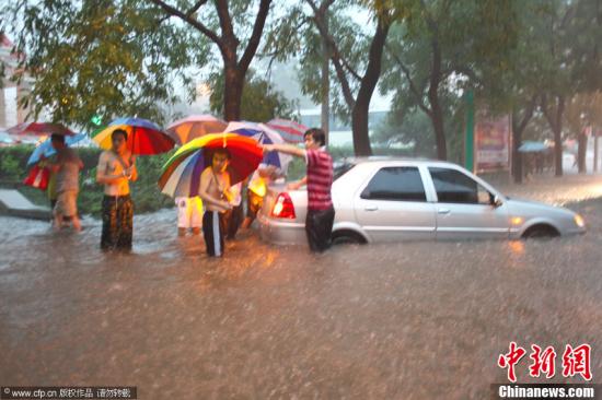 2012年7月21日，北京突降暴雨，路面成河，多車被淹，交通癱瘓。南寧 攝 圖片來源：CFP視覺中國(guó)