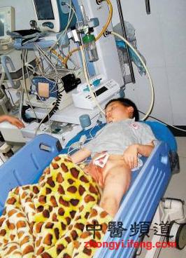 父親狂咬兒子 兒子遭父親發瘋咬裝死逃生