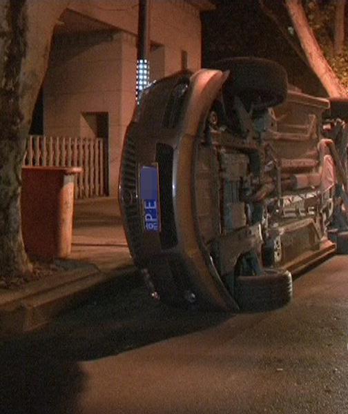 一17歲女孩駕車凌晨側翻